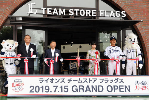 大型グッズショップ「ライオンズ　チームストア　フラッグス」オープニングセレモニーでテープカットする、左から居郷代表取締役社長、後藤取締役オーナー、本田望結、西武辻監督（撮影・滝沢徹郎）