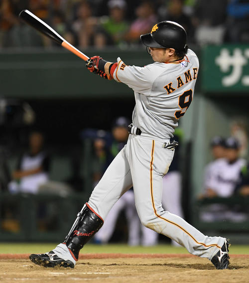 ヤクルト対巨人　11回表巨人無死三塁、亀井は右越え2点本塁打を放つ（撮影・山崎安昭）