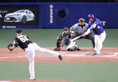 中日対阪神　8回裏中日2死二塁、ビシエドは左越え適時二塁打を放つ（撮影・加藤哉）