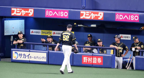 中日対阪神　8回裏中日2死二塁、降板しベンチへ引き揚げるジョンソン（中央）と厳しい表情を見せる矢野監督（撮影・加藤哉）