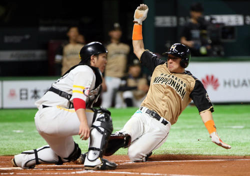 ソフトバンク対日本ハム　1回表日本ハム1死一、二塁、渡辺諒の中前適時打で生還する杉谷拳士。捕手甲斐拓也（撮影・栗木一考）