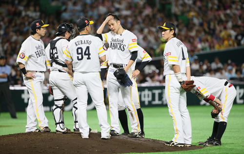 ソフトバンク対日本ハム　5回途中5失点で降板する大竹（中央）（撮影・栗木一考）