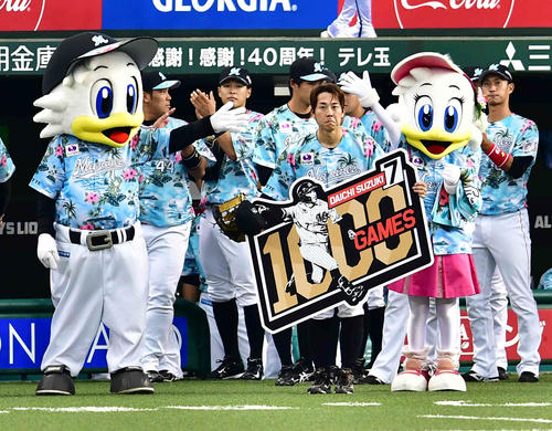 西武対ロッテ　プロリ入り通算1000試合出場を達成したロッテ鈴木（撮影・小沢裕）