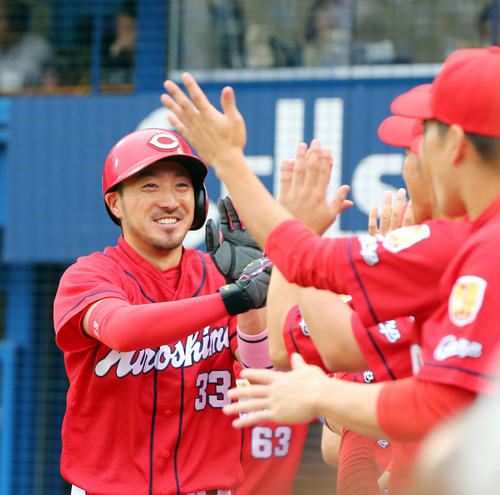 DeNA対広島　1回表広島無死満塁、鈴木誠也の適時打で生還した菊池涼はナインの出迎えを受ける（撮影・垰建太）
