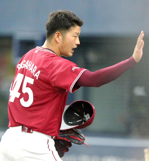 オリックス対楽天　楽天先発の菅原秀は初回を三人で抑えベンチでハイタッチ（撮影・上山淳一）