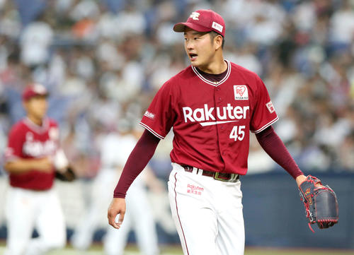 オリックス対楽天　4回裏を0点に抑えた菅原秀は声をあげてベンチに引き揚げる（撮影・上山淳一）