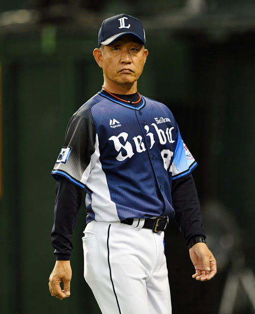 西武対ロッテ　交代を告げ厳しい表情で引き揚げる西武辻監督（撮影・滝沢徹郎）