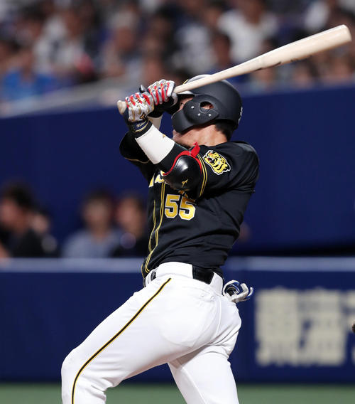 中日対阪神　3回表阪神無死、右越えに同点ソロ本塁打を放つ陽川（撮影・前田充）