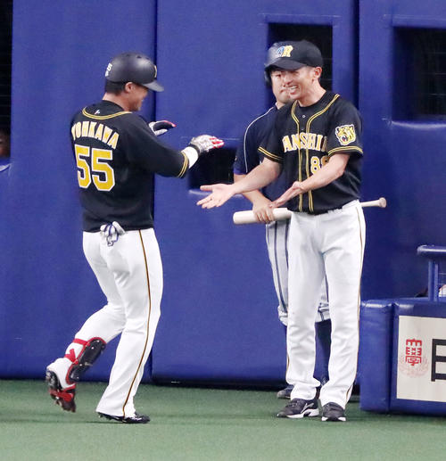 中日対阪神　3回表阪神無死、陽川（左）は右越え本塁打を放ちベンチで笑顔の矢野監督とタッチする（撮影・加藤哉）