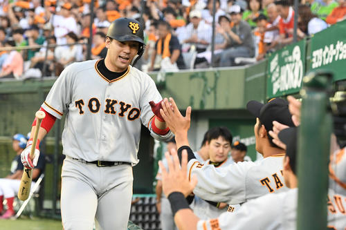 ヤクルト対巨人　2回表巨人1死満塁、先制犠飛を放った炭谷はチームメートとタッチをかわす（撮影・山崎安昭）