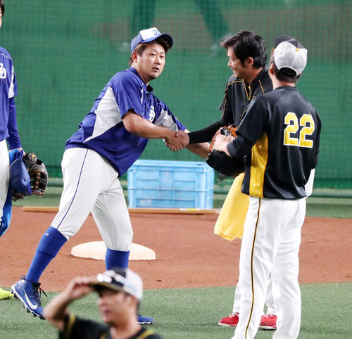 中日対阪神　試合前、岩田（中央）からあいさつされる松坂（左）。右は藤川（撮影・加藤哉）
