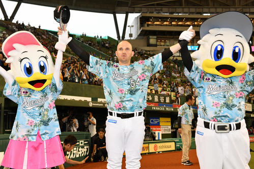 西武対ロッテ　ヒーローインタビューを終えファンの声援に応えるロッテのレアード（撮影・滝沢徹郎）