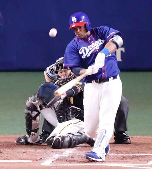 中日対阪神　1回裏中日2死二塁、ビシエドは左越え適時二塁打を放つ（撮影・加藤哉）
