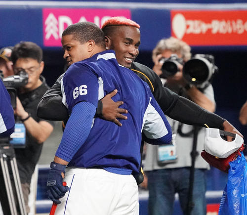 中日対阪神　試合前、ハグを交わすオネルキ・ガルシア（撮影・森本幸一）