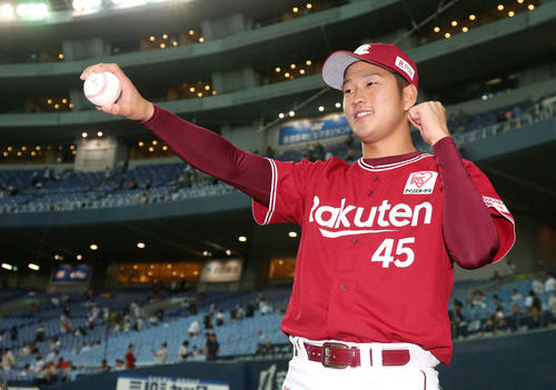 先発初勝利を挙げた菅原はウイニングボールを手にポーズを決める（撮影・上山淳一）