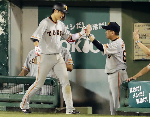 ヤクルト対巨人　5回表巨人無死、坂本勇は中越えソロ本塁打を放ち、笑顔で原辰徳監督とハイタッチ（撮影・浅見桂子）