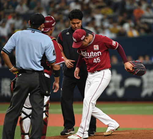 2回裏オリックス2死一、三塁、若月健矢の打球を受けた菅原秀（右）は治療に（撮影・渦原淳）