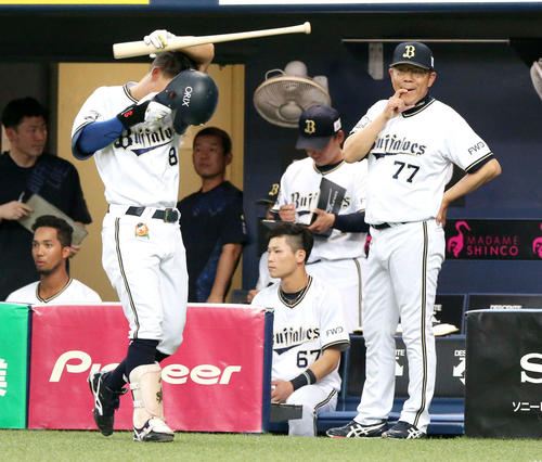 オリックス対楽天　7回裏オリックス1死一塁、代打を告げる西村監督（撮影・上山淳一）