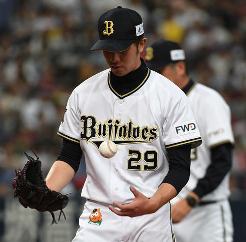 オリックス対楽天　4回表楽天1死一、三塁、ピンチを広げた田嶋大樹は降板する（撮影・渦原淳）