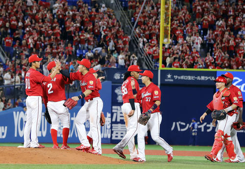 DeNA対広島　DeNAに勝利し連敗を止めた広島ナインはタッチを交わす（撮影・垰建太）
