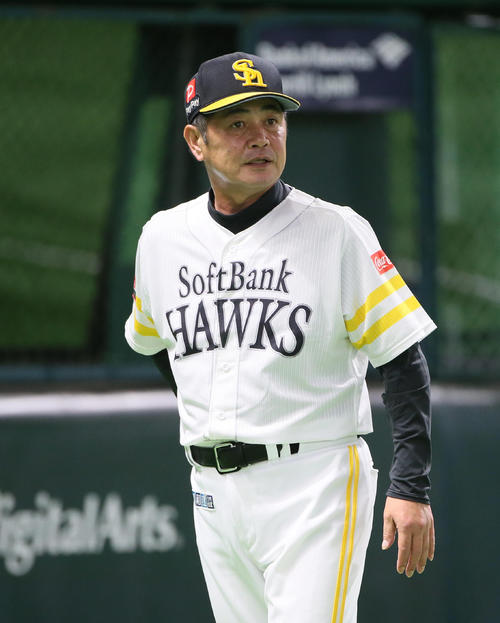 ソフトバンク対日本ハム　8回、選手交代を告げベンチに戻る工藤監督（撮影・栗木一考）