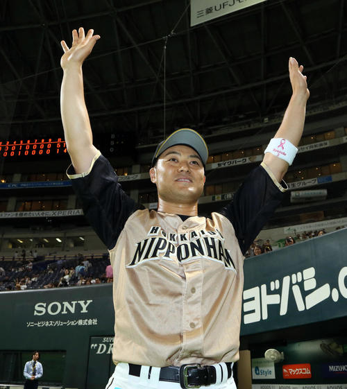 ソフトバンク対日本ハム　ファンの声援に応える日本ハム田中賢（撮影・栗木一考）