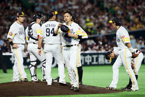 ソフトバンク対日本ハム　5回途中5失点で降板する大竹耕太郎（中央）（撮影・栗木一考）