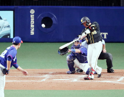 3回表阪神無死、陽川は右越え本塁打を放つ。投手大野雄（撮影・加藤哉）