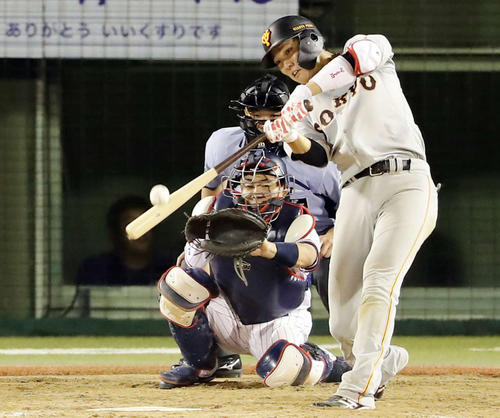 ヤクルト対巨人　5回表巨人無死、中越えソロ本塁打を放つ坂本勇人（撮影・浅見桂子）