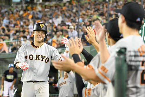 ヤクルト対巨人　5回表巨人無死、ソロ本塁打を放った坂本勇人はチームメートとタッチをかわす（撮影・山崎安昭）