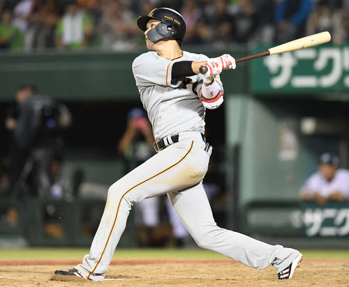 ヤクルト対巨人　5回表巨人無死、坂本勇人は中越えにソロ本塁打を放つ（撮影・山崎安昭）