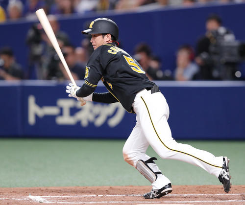 中日対阪神　8回表阪神2死、中前打を放つ近本（撮影・前田充）