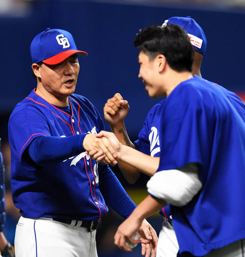 試合終了、大野雄大と握手を交わす与田剛監督（撮影・森本幸一）
