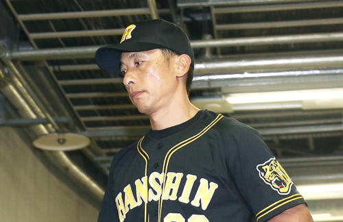 中日対阪神　中日に敗れ、厳しい表情で引き揚げる阪神矢野燿大監督（撮影・前田充）