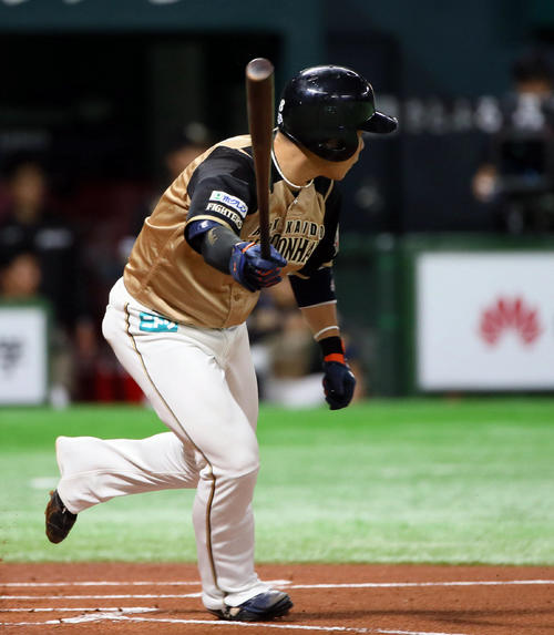 ソフトバンク対日本ハム　1回表日本ハム無死一、三塁、近藤健介は左前適時打を放つ（撮影・栗木一考）