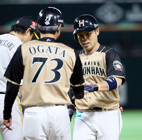 ソフトバンク対日本ハム　1回表日本ハム無死一、三塁、近藤健介は左前適時打を放つ（撮影・栗木一考）