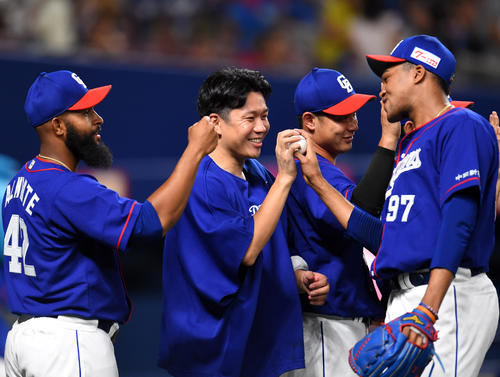R・マルティネス（右）は大野雄大（中央）にウイニングボールを手渡す（撮影・森本幸一）