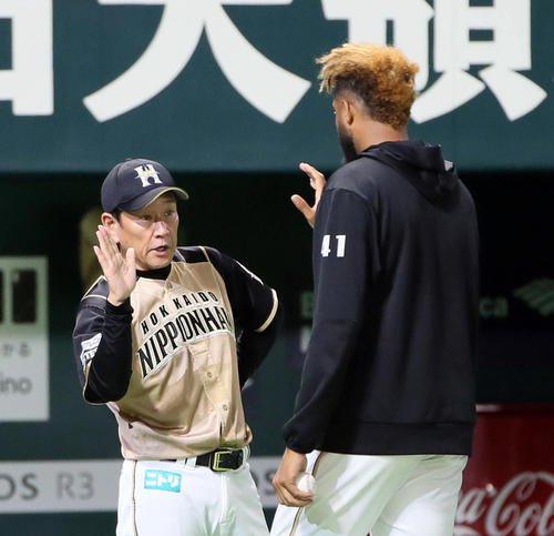 ソフトバンク対日本ハム　ブライアン・ロドリゲス（右）らナインを出迎える栗山英樹監督（撮影・栗木一考）
