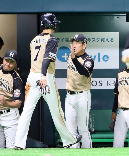 ソフトバンク対日本ハム　1回表日本ハム無死一、三塁、近藤健介の左前適時打で生還する西川遥輝（左）を出迎える栗山英樹監督（撮影・栗木一考）
