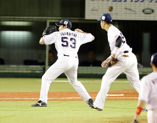 ヤクルト対巨人　11回表巨人無死一塁、大城の送りバントを、ヤクルト五十嵐亮太が一塁悪送球して、一塁走者立岡が一気に三塁を周り勝ち越しの生還（撮影・浅見桂子）