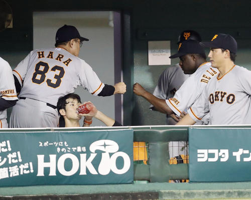 ヤクルト対巨人　7回裏を抑えた新外国人デラロサ（右から2人目）とグータッチする原監督（撮影・狩俣裕三）