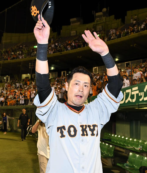 ヤクルト対巨人　ヒーローインタビューを終えて歓声に応える巨人亀井（撮影・山崎安昭）