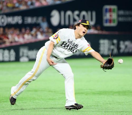 5回表2死一、三塁、清水を投ゴロに仕留める松田遼（撮影・栗木一考）