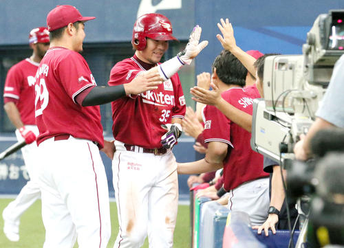 オリックス対楽天　8回表楽天1死一、三塁、島内（中央）はブラッシュの中犠飛で生還しナインの出迎えに笑顔を見せる（撮影・上山淳一）