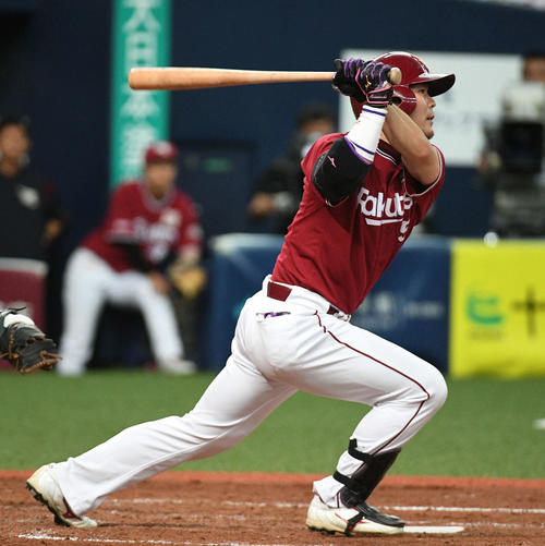 オリックス対楽天　4回表楽天1死三塁、適時打を放つ島内（撮影・渦原淳）