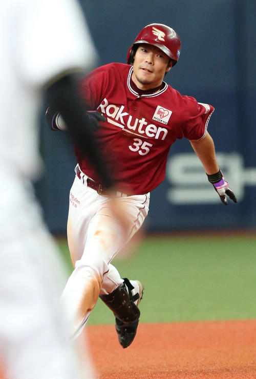 オリックス対楽天　8回表楽天1死一、二塁、島内は右2点三塁打を放ち三塁に向かう（撮影・上山淳一）