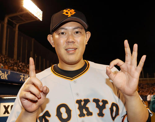 ヤクルト対巨人　ヒーローインタビュー後、10勝ポーズで決める山口（撮影・狩俣裕三）