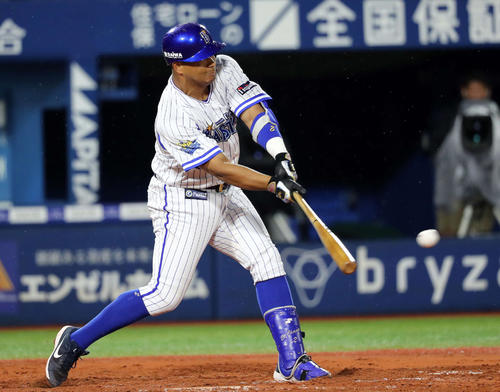 7回裏DｅNA1死満塁、ロペスは左前適時打を放つ（撮影・鈴木正人）