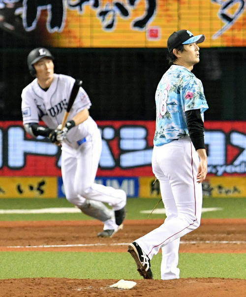 西武対ロッテ　3回裏西武1死二塁、源田（奥）に先制の左適時打を浴びるロッテ涌井（撮影・滝沢徹郎）