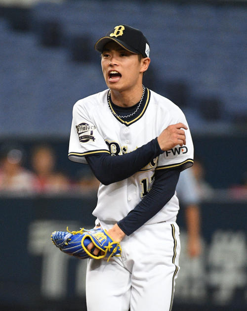 7回表楽天を3者連続三振に抑えほえる山岡（撮影・渦原淳）